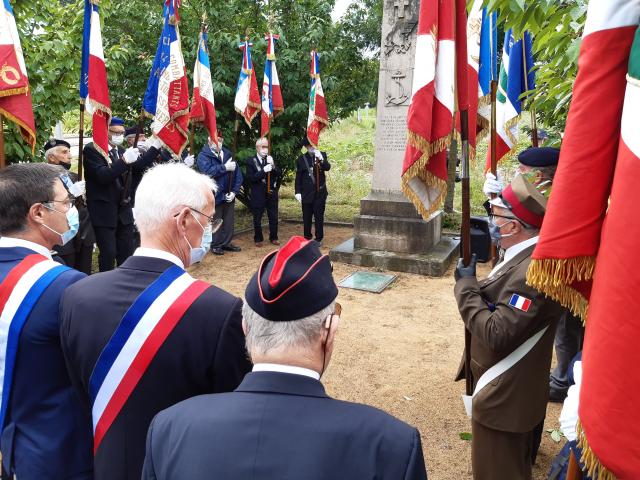 Hommage à la stèle de Montluzin