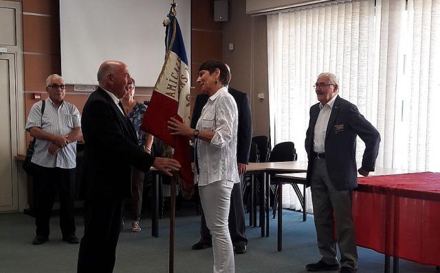 La remise du drapeau par le porte-drapeau de l'amicale dissoute