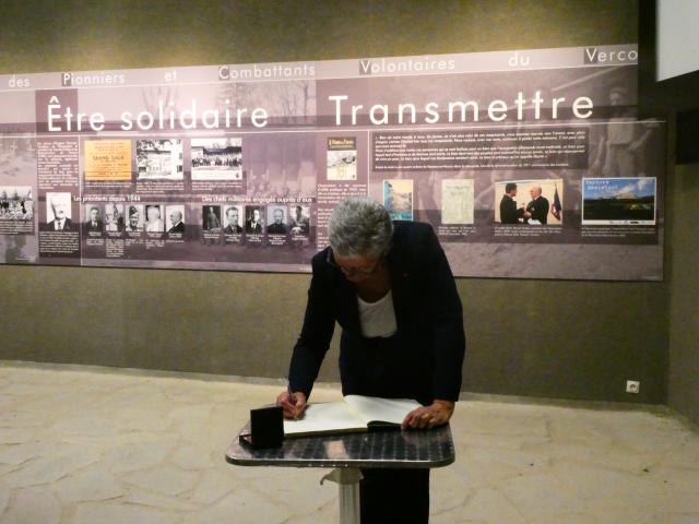 Signature du livre d'or par Madame Geneviève Darrieussecq