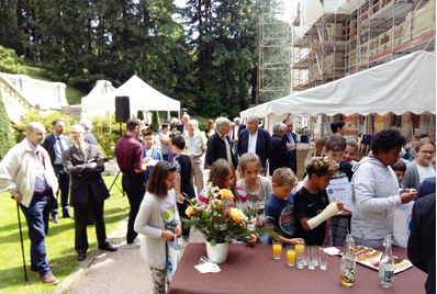 photo gouter des enfants dans le jardin de la préfecture