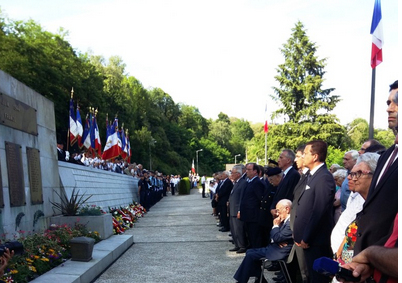 photo Céremonie devant la stèle des martyrs