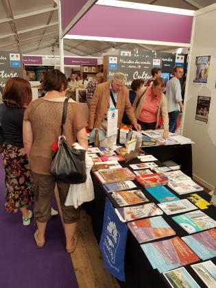 De nombreux visiteurs sur le stand de l'ONACVG pour se renseigner sur ses initiatives mémorielles et pédagogiques