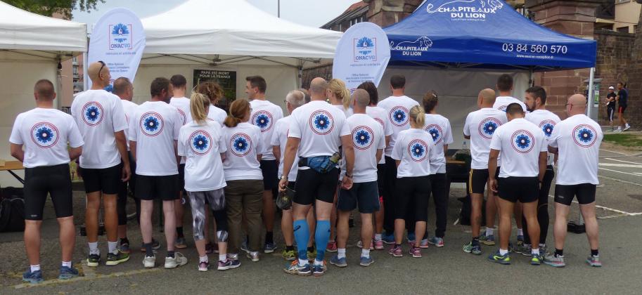 Des coureurs de la course du Lion aux couleurs du Bleuet de France