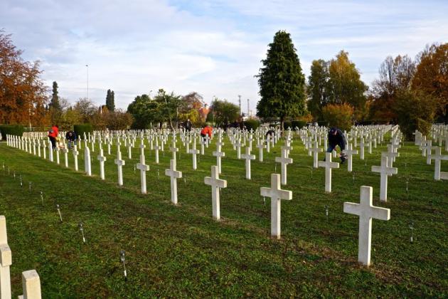 Mise en place des diodes par les bénévoles et les agents de l'ONACVG du Bas-Rhin.