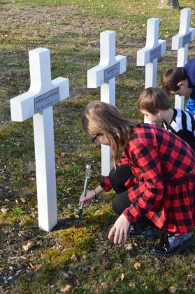 Des enfants installent des diodes dans une nécropole