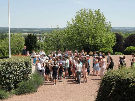 M. Lardet, agent de la nécropole, explique aux élèves la signification des sculptures du Mémorial de la Résistance