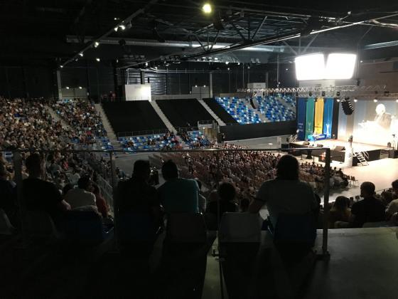 Salle avec pleins de gens