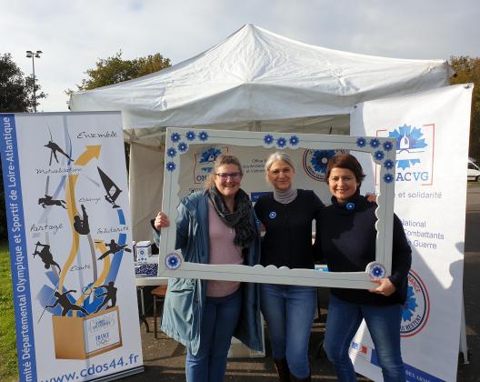 Le stand du Bleuet tenu par les bénévoles du club et l'ONACVG (crédit photo ONAC)