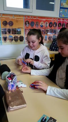 Confection par les élèves de bleuets en papier