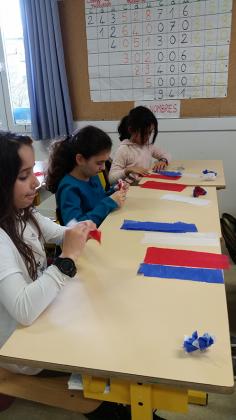 Confection de fleurs en papier par les élèves.