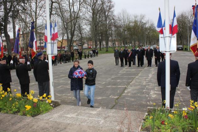 Deux élèves de l'école Léo Ferré de Montauban déposant une gerbe réalisée en classe.