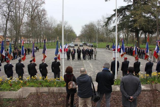 Le premier hommage devant le monument aux morts