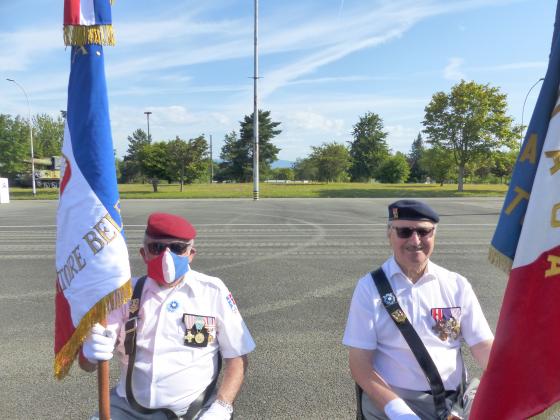 Masque tricolore et port du Bleuet de France 