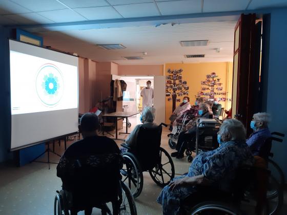 Présentation du Bleuet de France aux résidents de l'EHPAD sur l'écran acheté avec les fonds récoltés lors de la collecte du 8 mai 2020 consacrée aux EHPAD labellisés Bleuet de France.