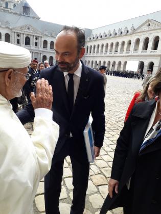 L’ancien Premier Ministre témoigne sa reconnaissance à M. MOUSIK, juin 2019, Cour des Invalides