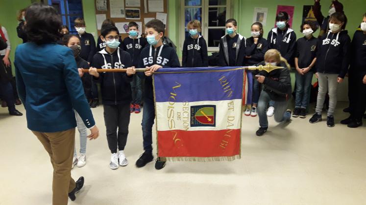 Remise du drapeau par madame la sous-préfète à trois élèves de la classe de 6ème défense et sécurité globale du collège La Sainte Famille de Moissac.