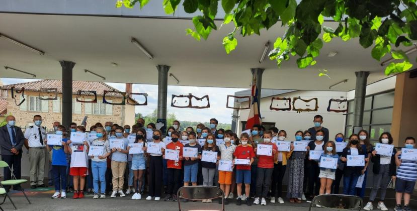 Distribution de prix  aux classes de CM2 de l'école élémentaire Ferdinand Buisson de Feytiat