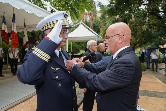 Remise de croix par le directeur départemental