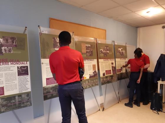 Des jeunes de l'EPIDE devant les panneaux de l'exposition de l'ONACVG