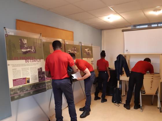 Des jeunes de l'EPIDE devant les panneaux de l'exposition de l'ONACVG