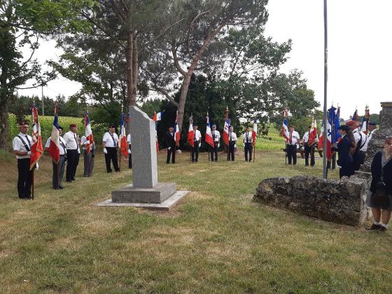 Hommage autour de la stèle du souvenir