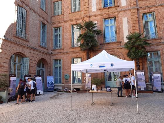 Le stand de l'ONACVG dans la cour d'honneur de la préfecture de Tarn-et-Garonne