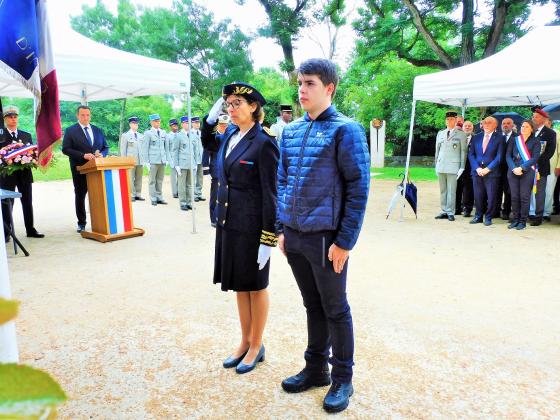 Un jeune de l'EPIDE se recueille avec Madame Chantal Mauchet, préfète de Tarn-et-Garonne 