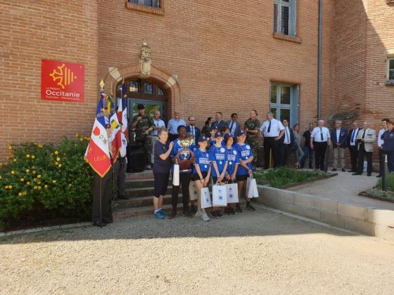 Photo de groupe avec les lauréats du prix du fairplay. 